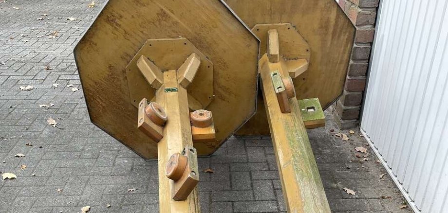 Ein Bild mit einer Holzstele
