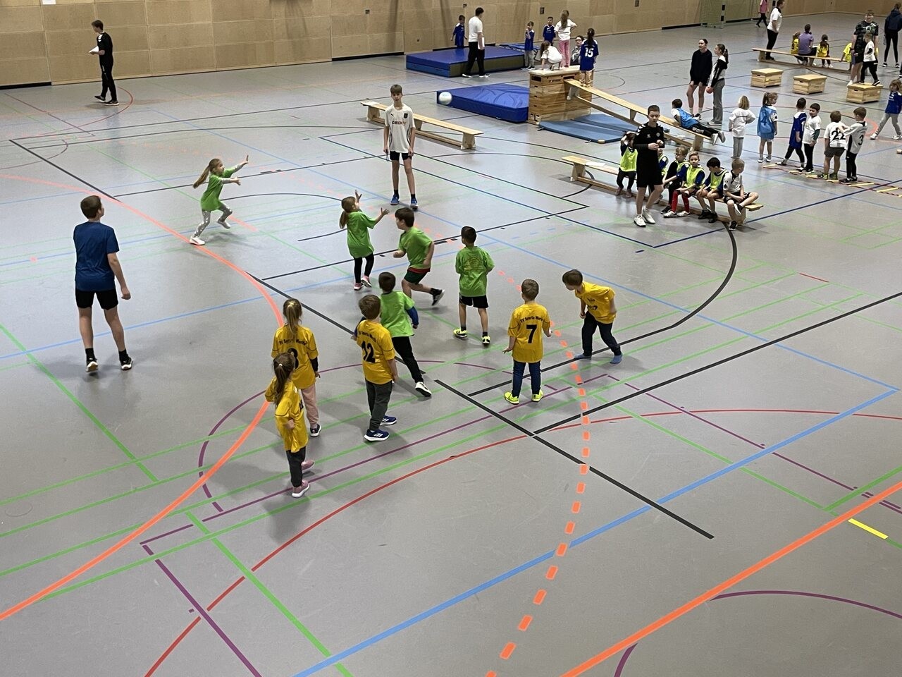 Ein Bild mit Kindern in einer Halle