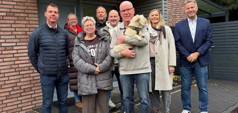 Ein Bild mit mehreren Menschen