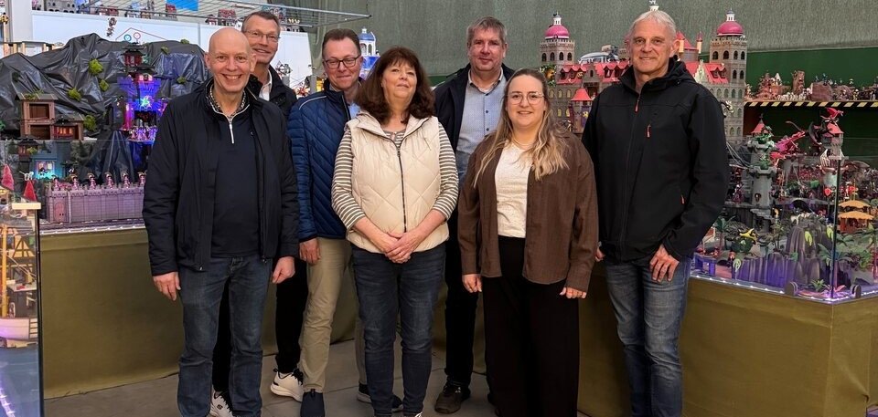 EIn Bild mit einer Gruppe von fünf Personen