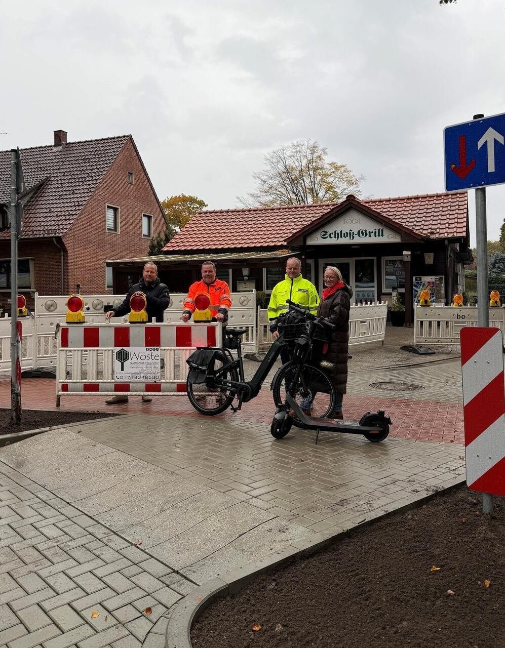 in Bild mit einem Bauschild und mehreren Personen