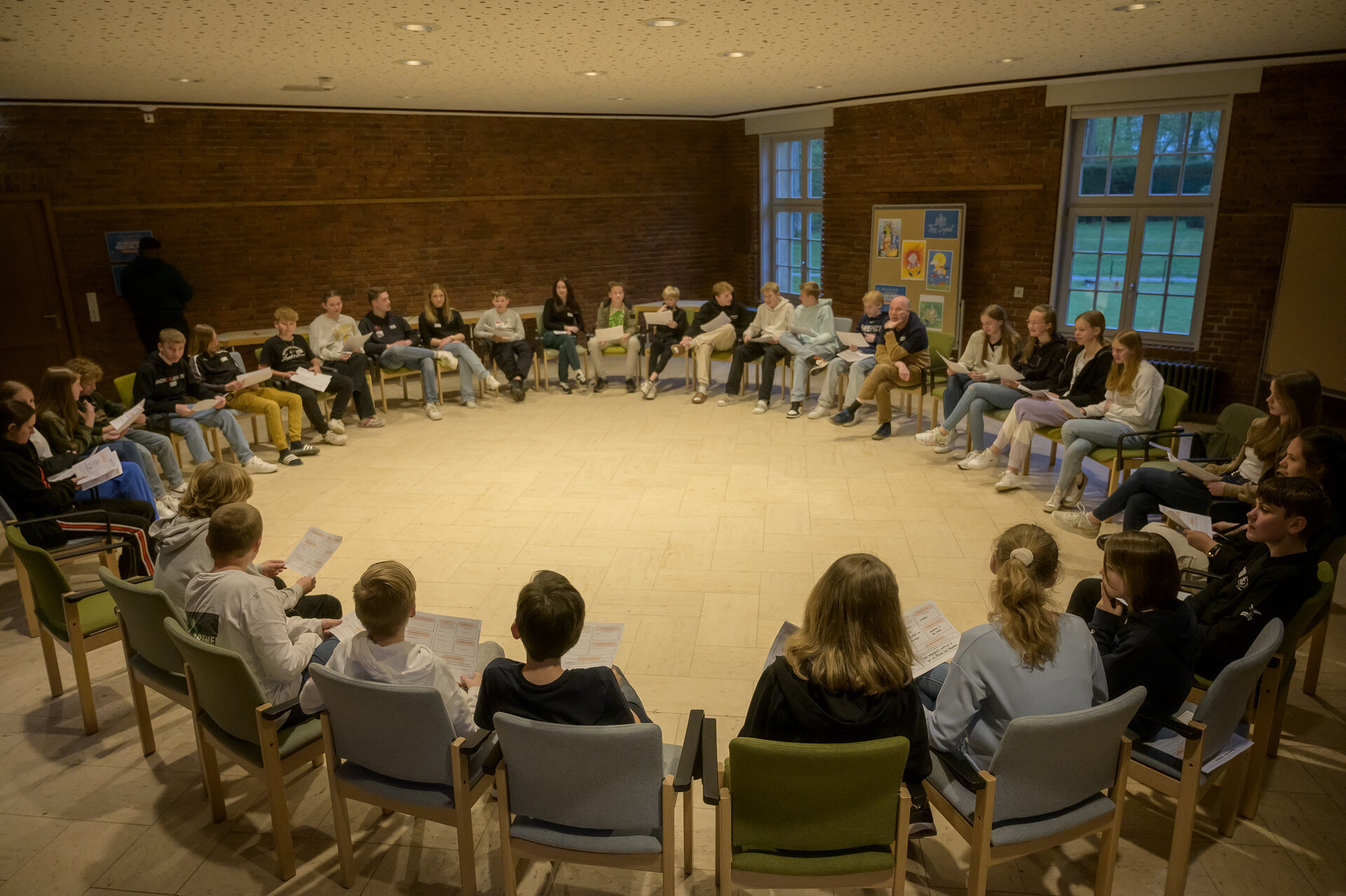 Ein Bild mit mehreren Jugendlichen im Kreis