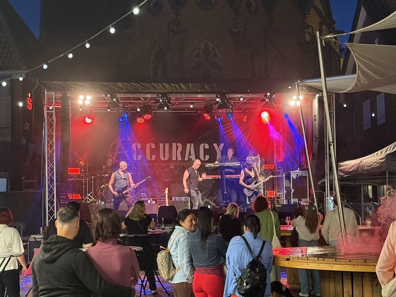 Ein Bild mit Personen auf einem Fest