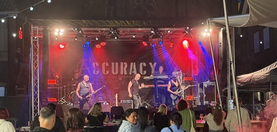 Ein Bild mit Personen auf einem Fest