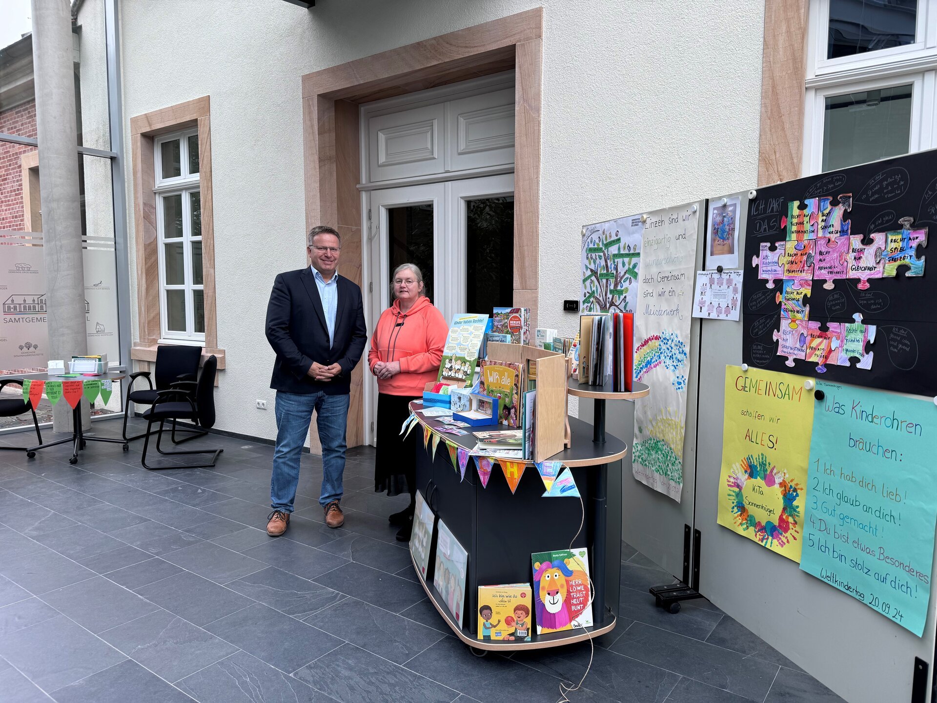 Ein Bild mit zwei Personen im Rathaus