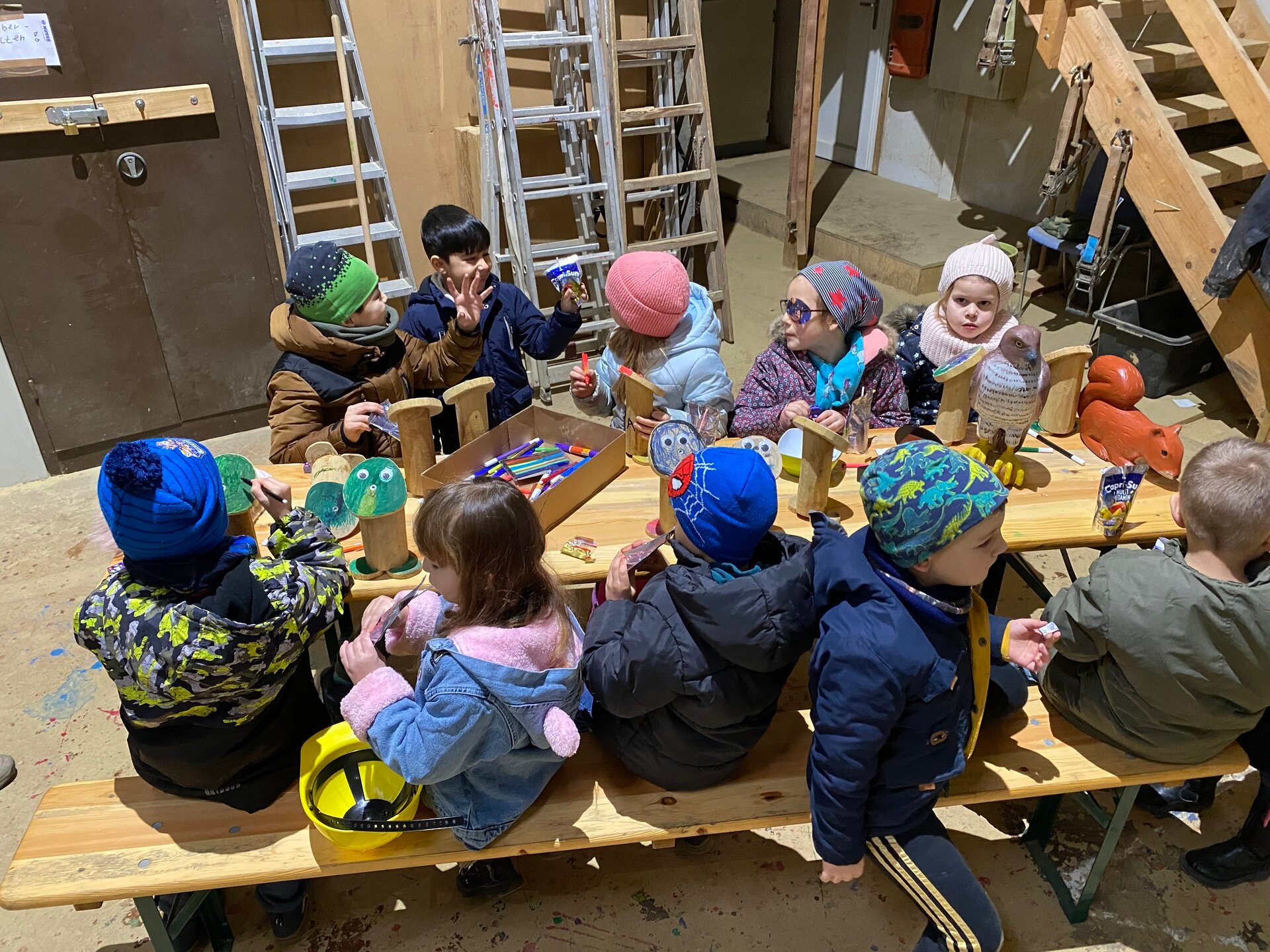 Ein Bild mit mehreren  Kindern in einer Halle