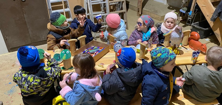 Ein Bild mit mehreren  Kindern in einer Halle
