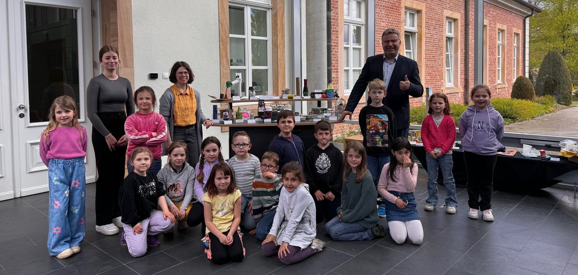 Ein Bild mit mehreren Kindern und Erwachsenen im Rathaus