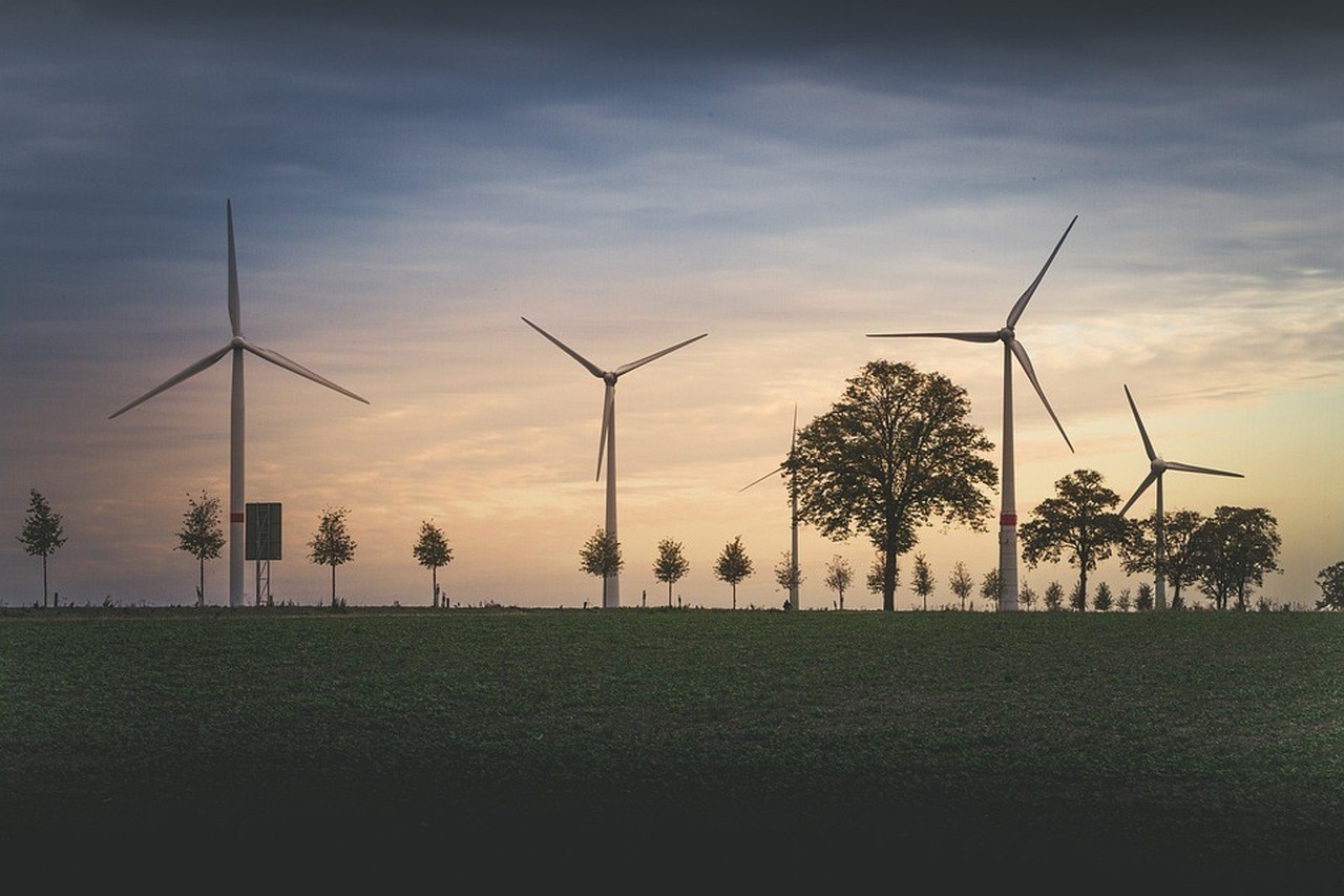 Auf dem Bild sind mehrere Windkraftanlagen zu sehen.