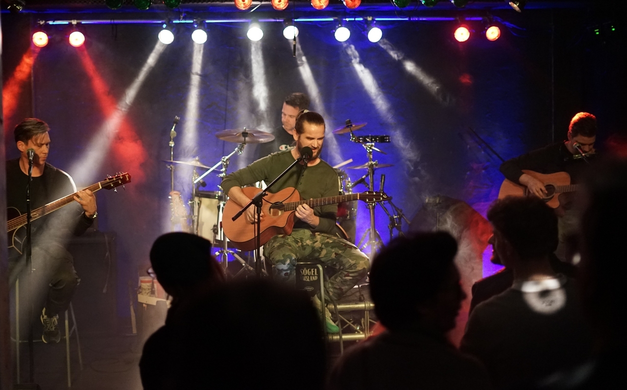 ein Foto von einem Konzert