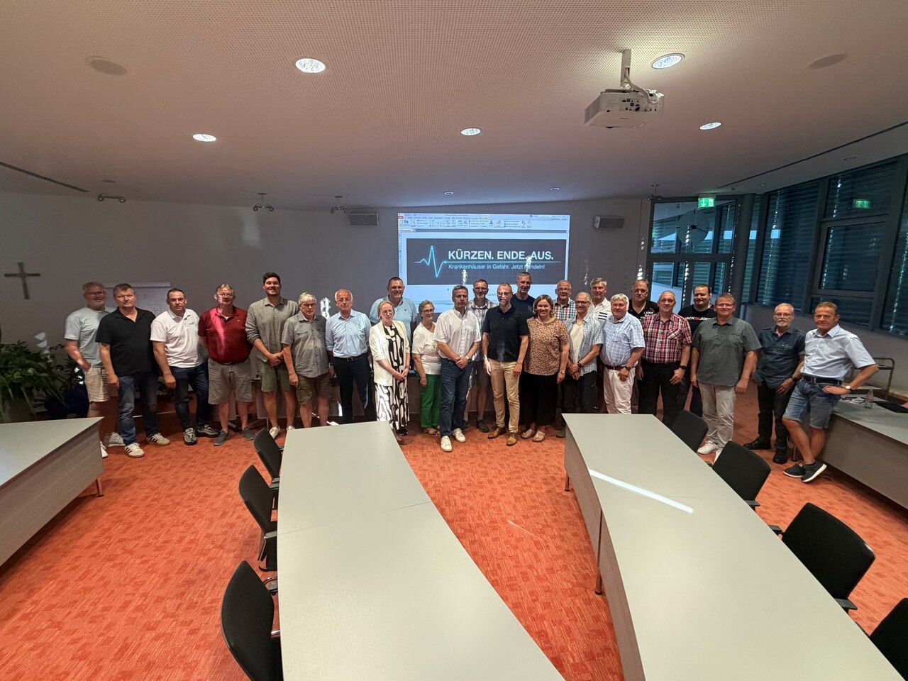 Ein Bild mit mehreren Personen im Saal