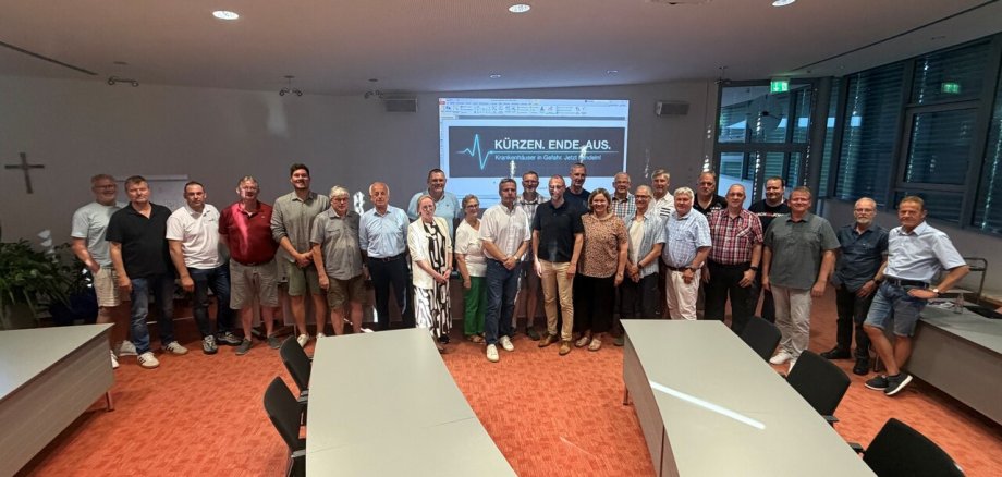 Ein Bild mit mehreren Personen im Saal