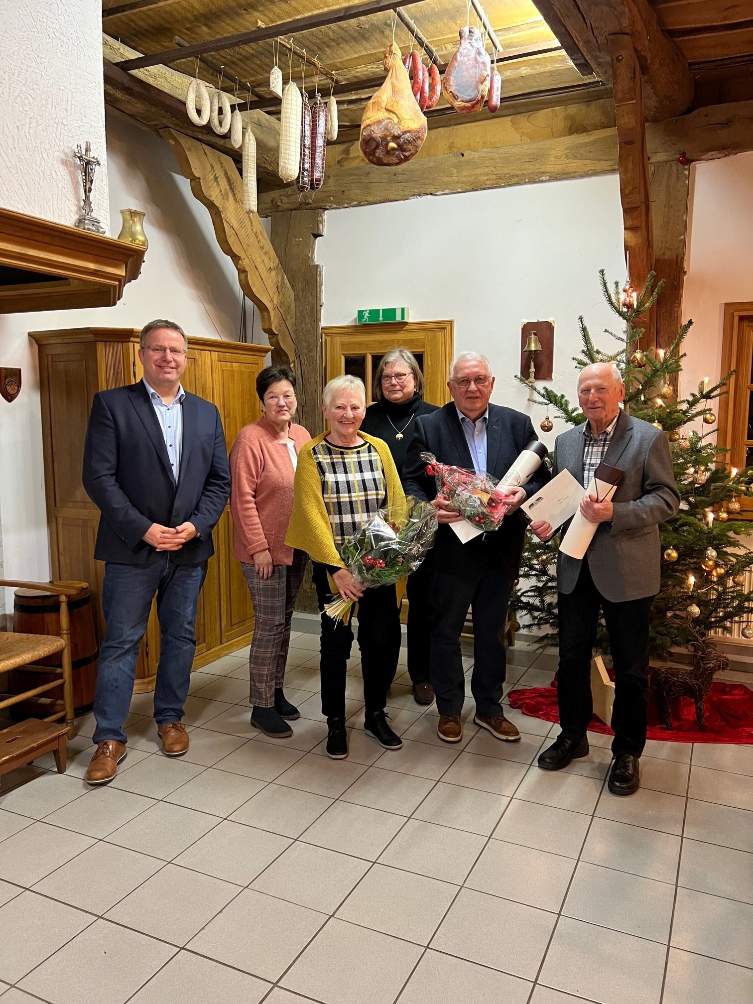 Einigen Leuten wird ein Präsent überreicht 