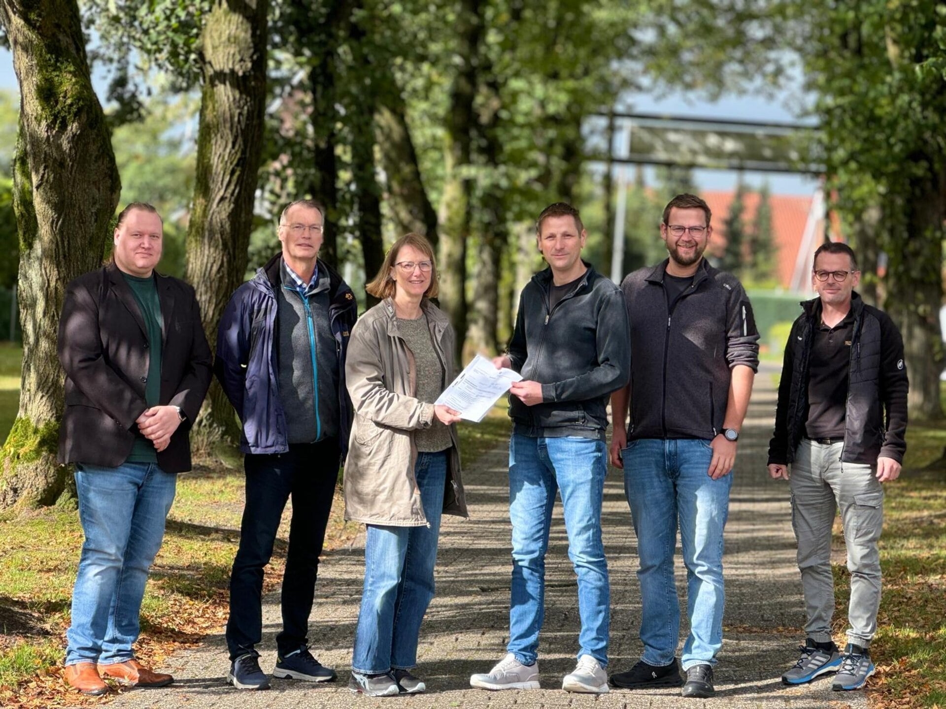 Ein Bild mit sechs Personen 