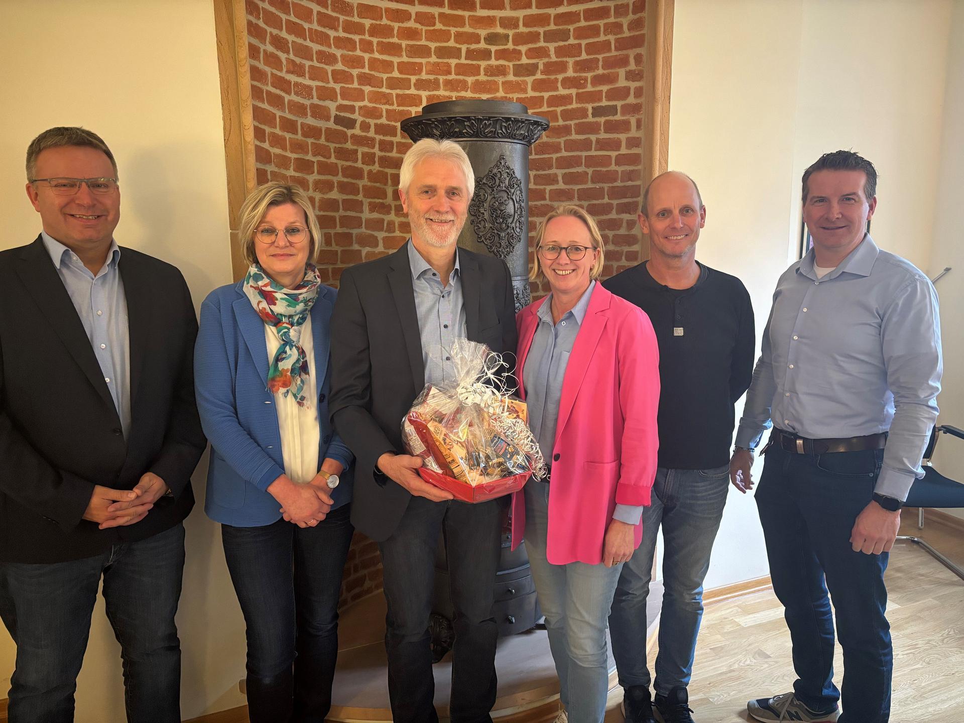 Ein Bild mit sechs Personen 