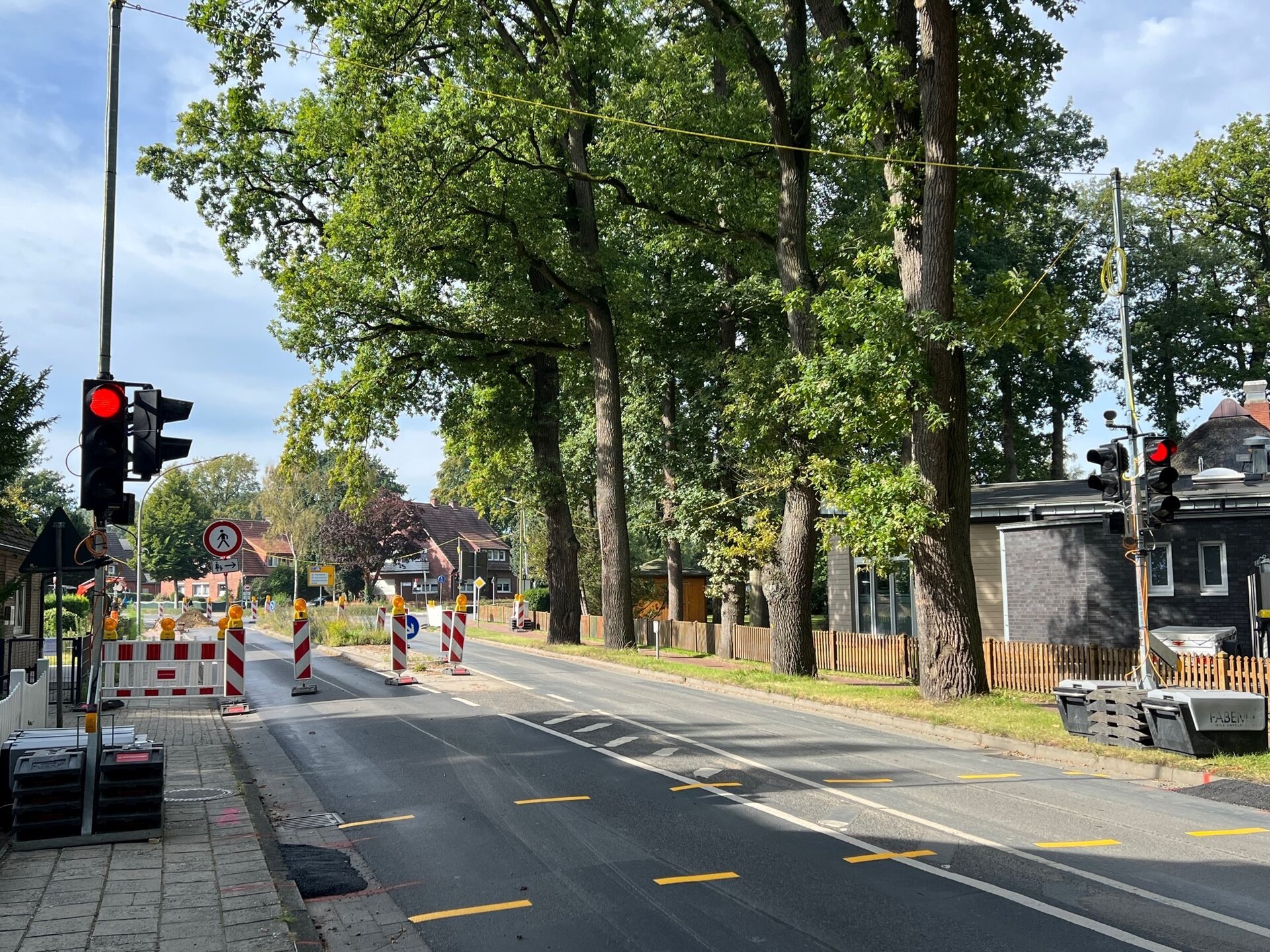 Ein Bild mit einer Ampelanlage