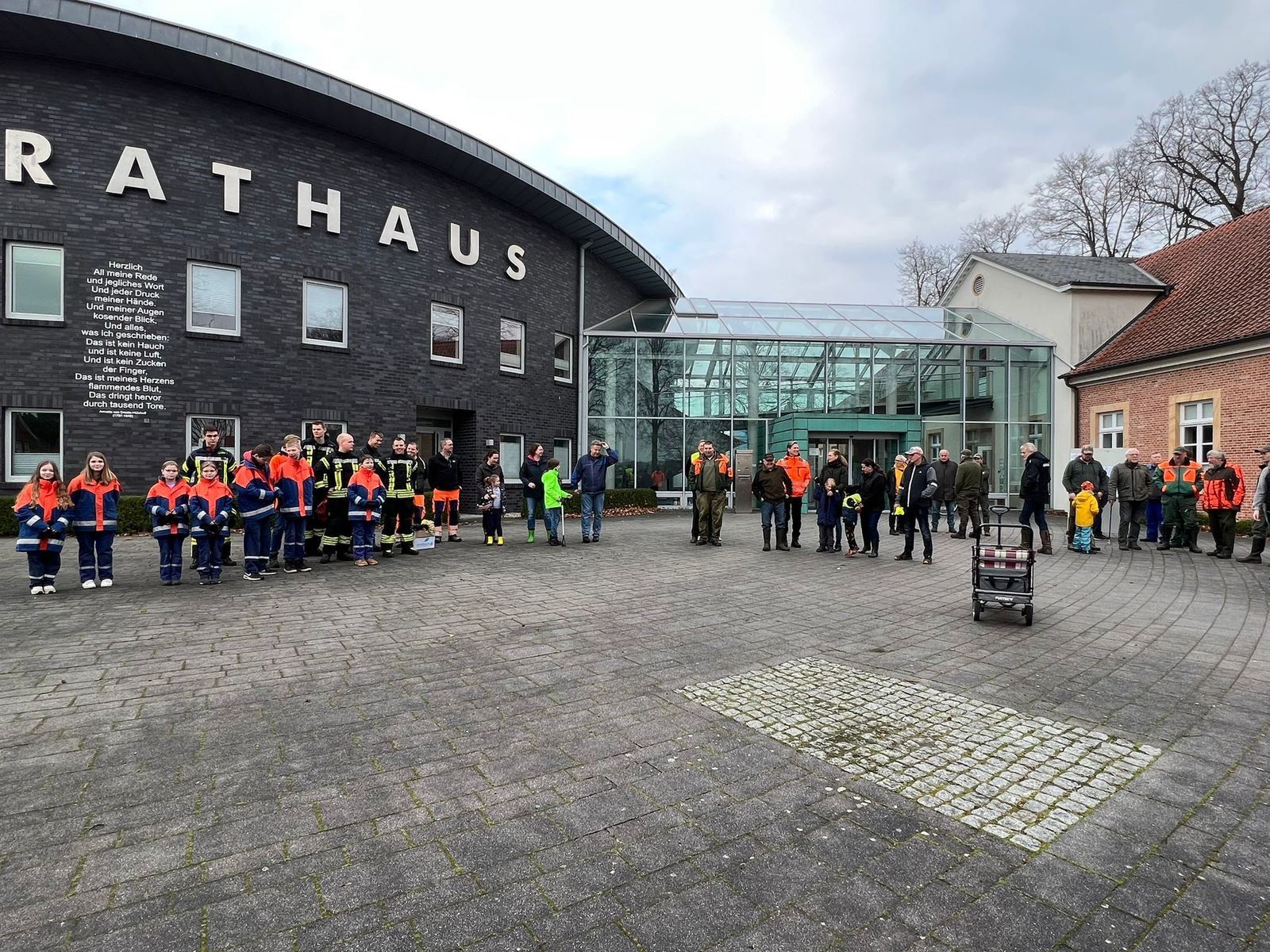 Ein Bild mit mehreren Personen vor dem Rathaus