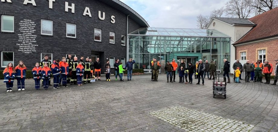 Ein Bild mit mehreren Personen vor dem Rathaus