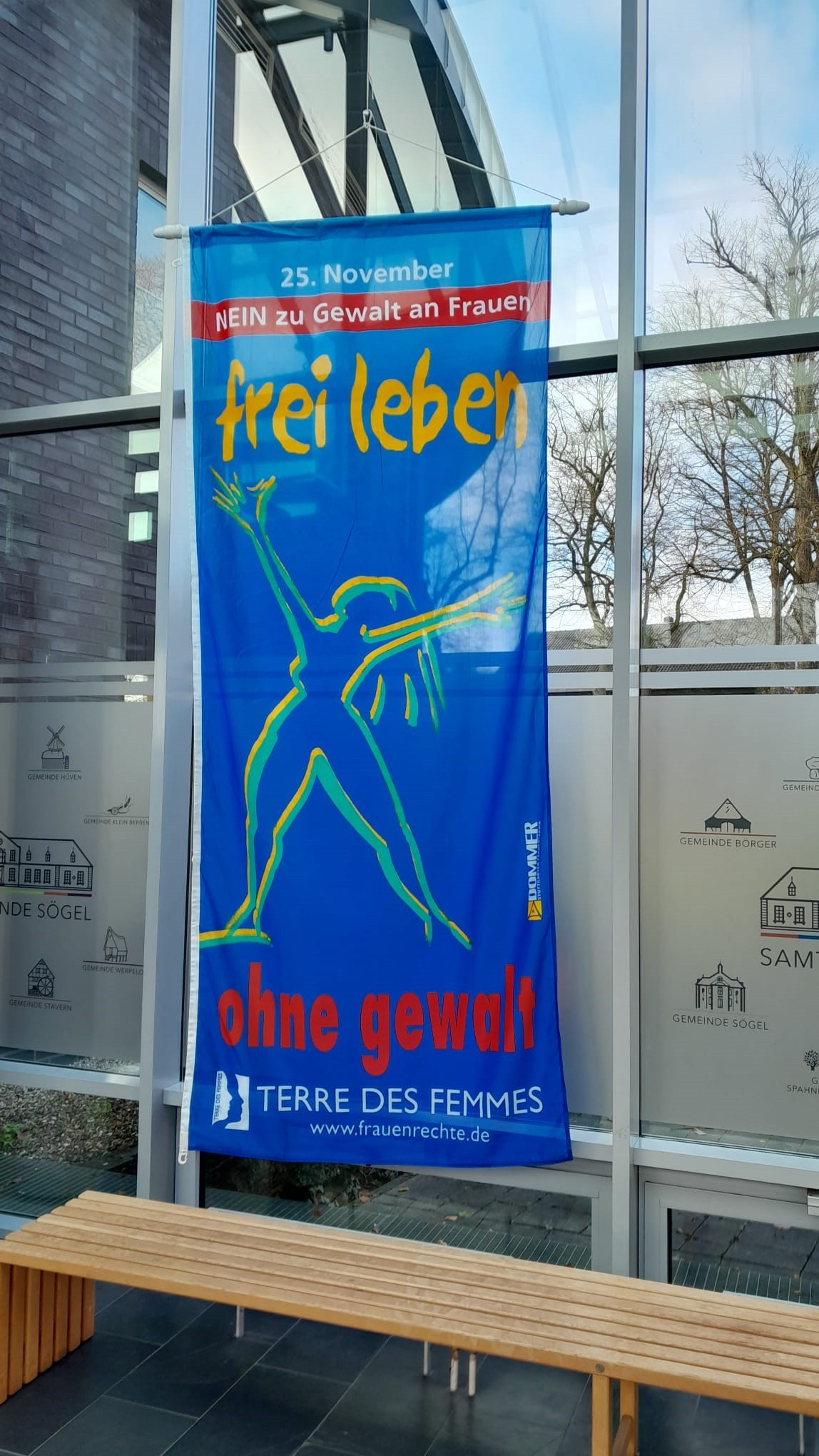 Werbebanner mir der Aufschrift: Nein zu Gewalt an Frauen 