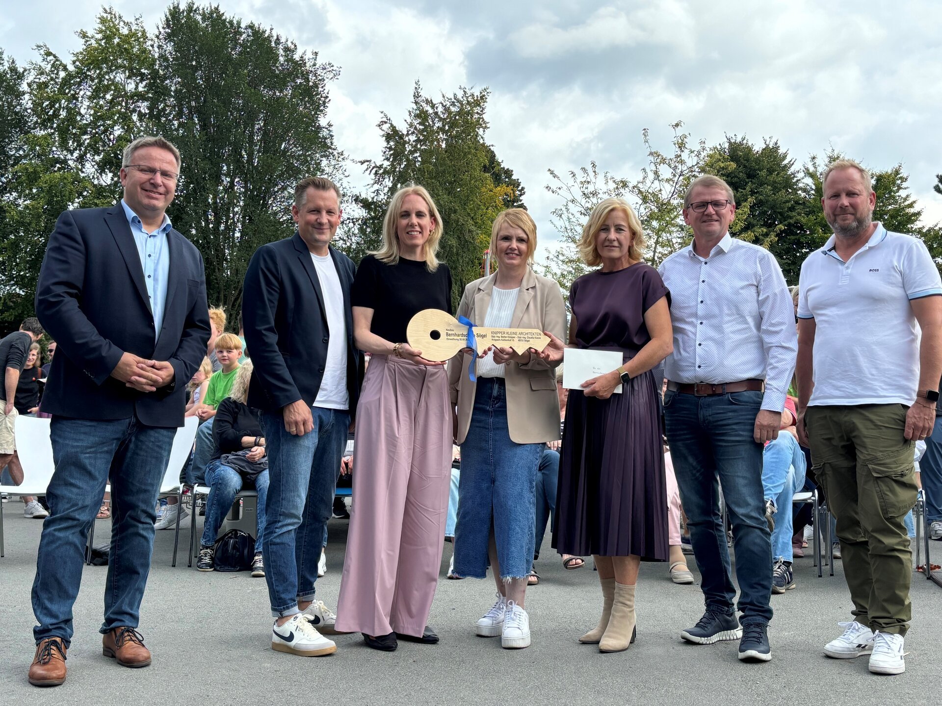 Mehrere Personen mit einem Schlüssel