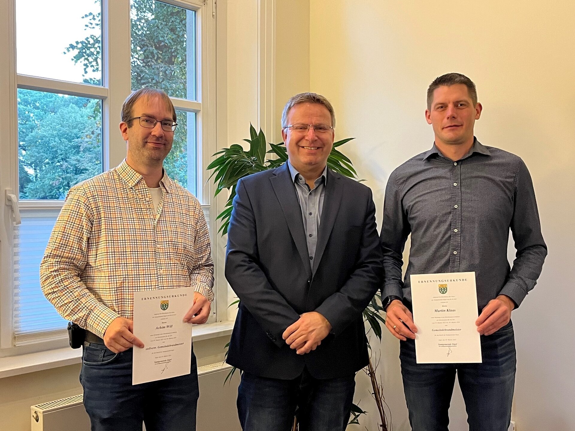 Ein Bild mit drei Personen 