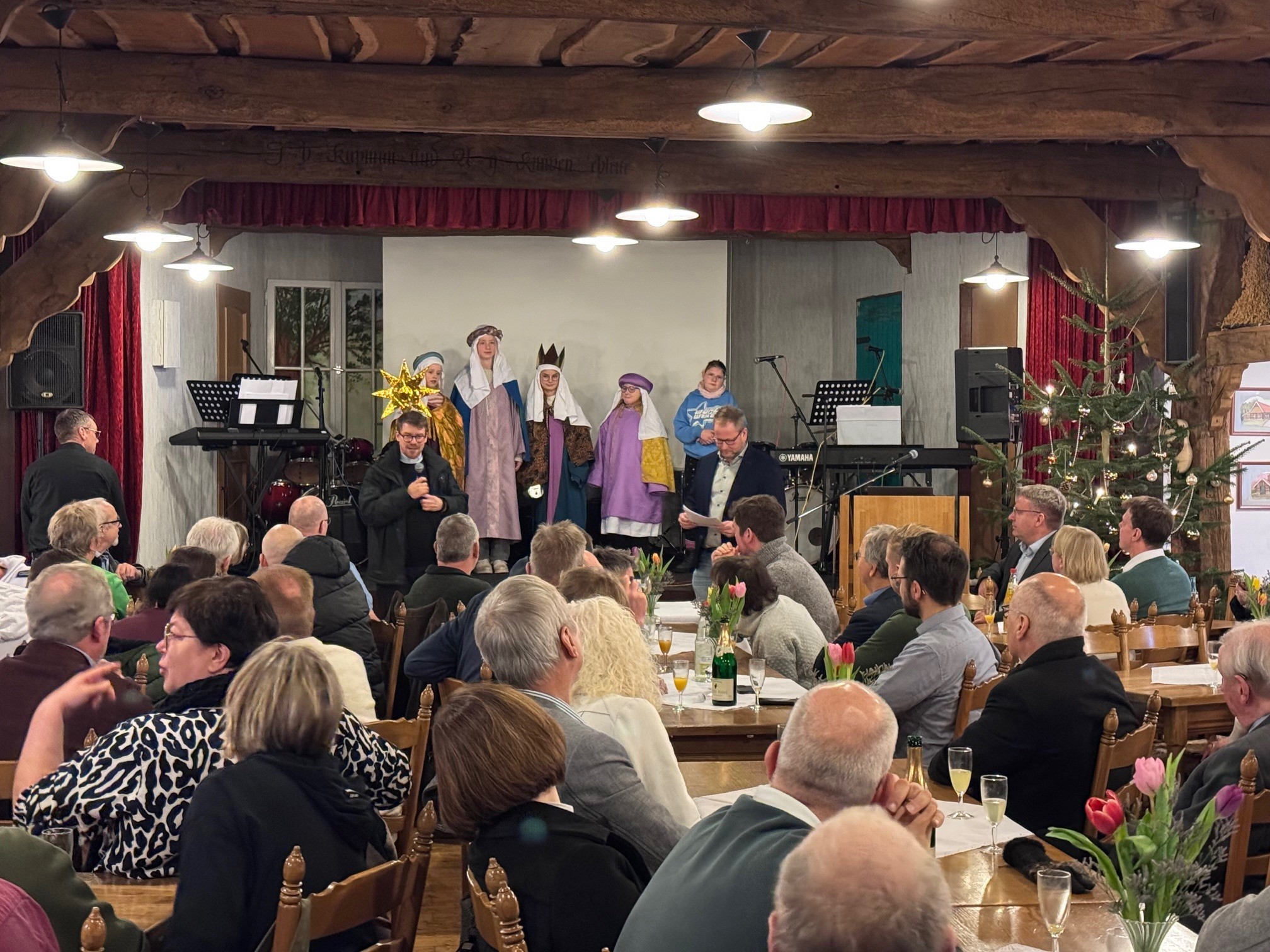 Ein Bild mit mehreren Personen im Heimathaus