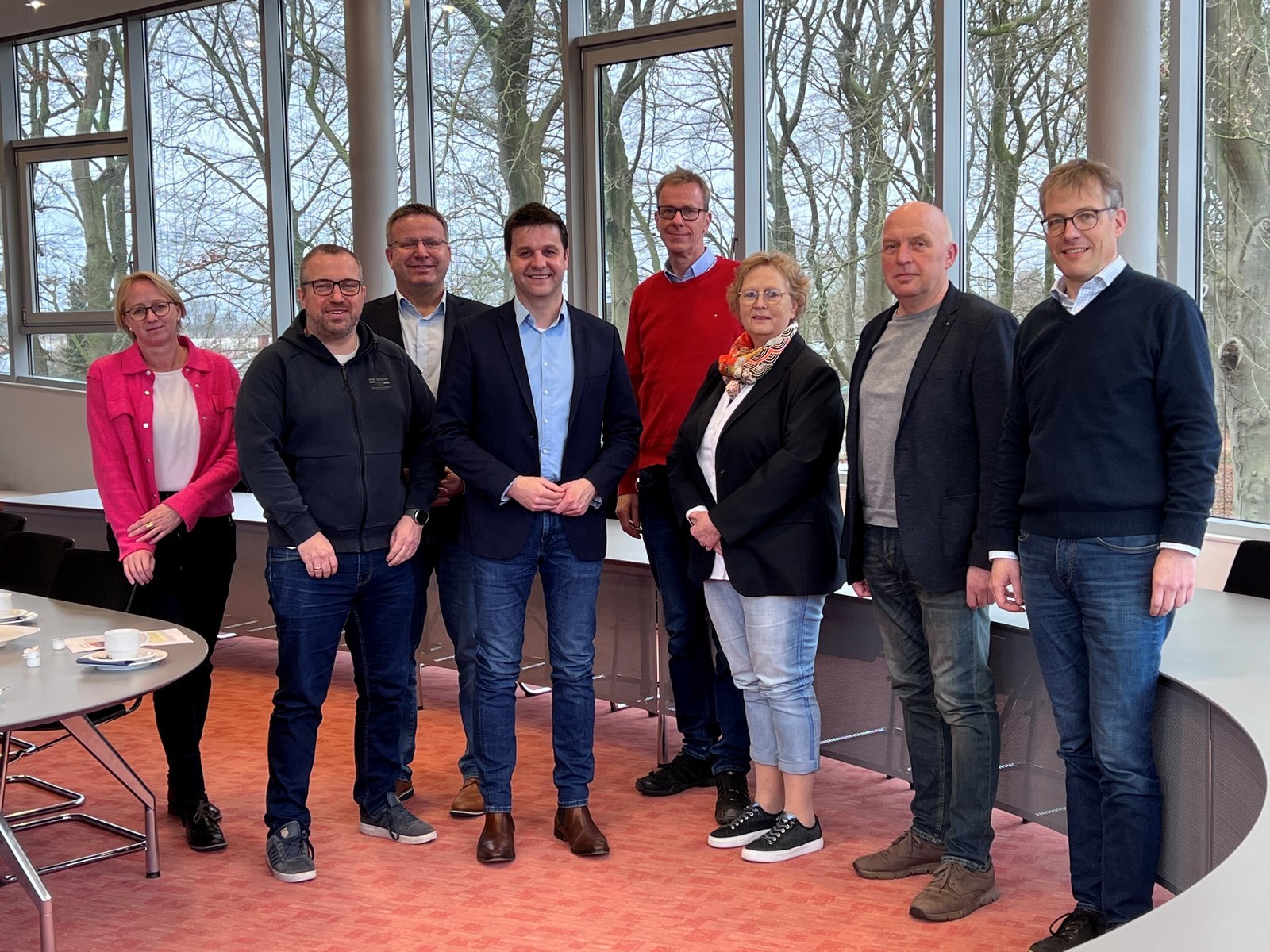 Ein Bild mit vielen Menschen