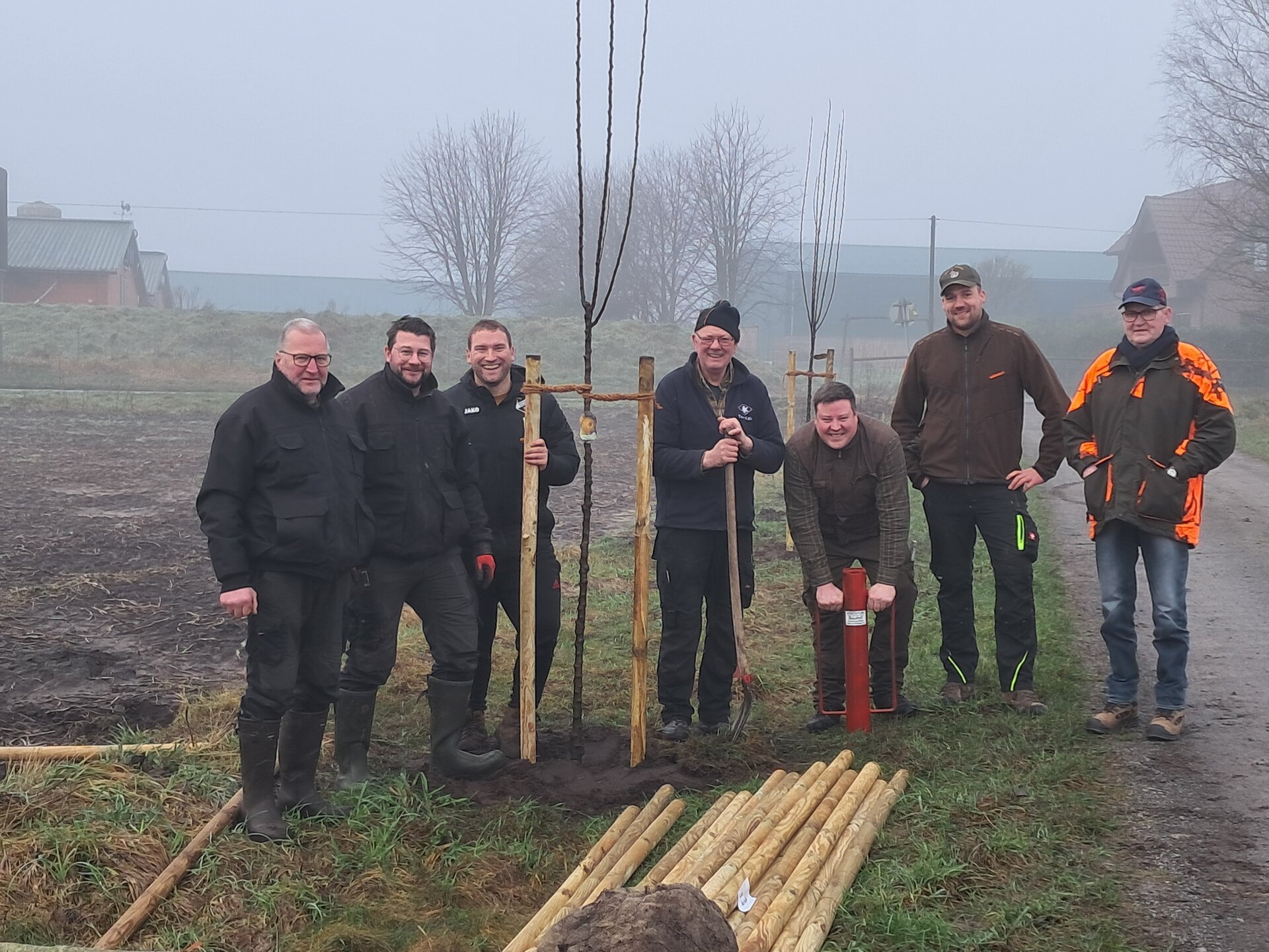 Ein Bild mit mehreren Personen und Bäumen