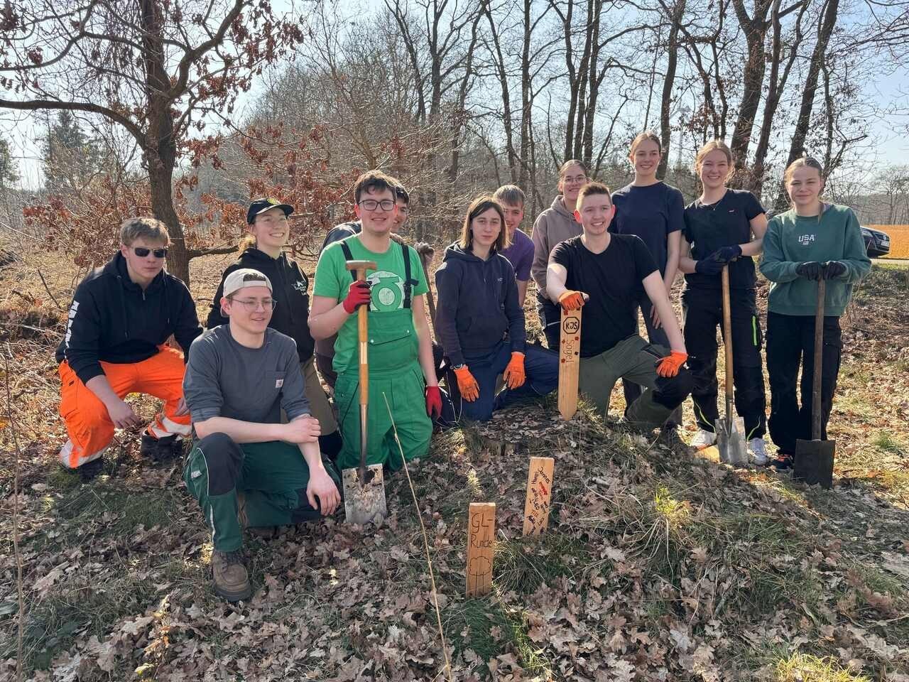 Ein Bild mit mehreren Personen im Wald