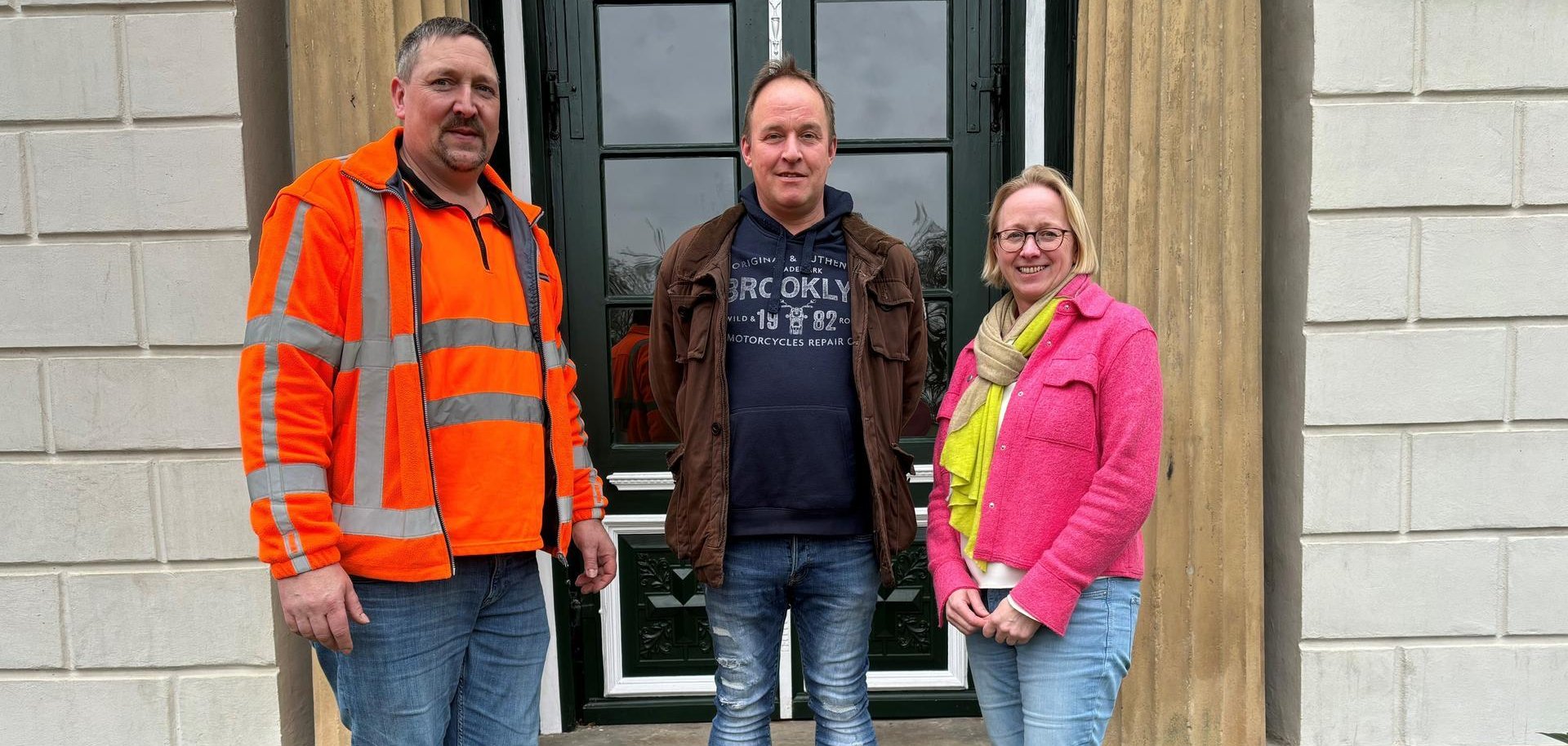 Ein Bild mit drei Personen