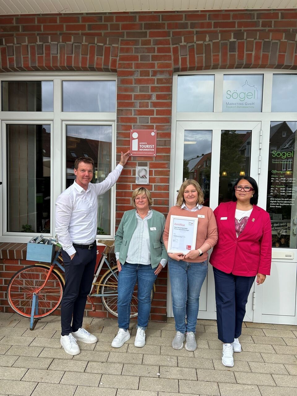 Ein Bild mit vier Personen
