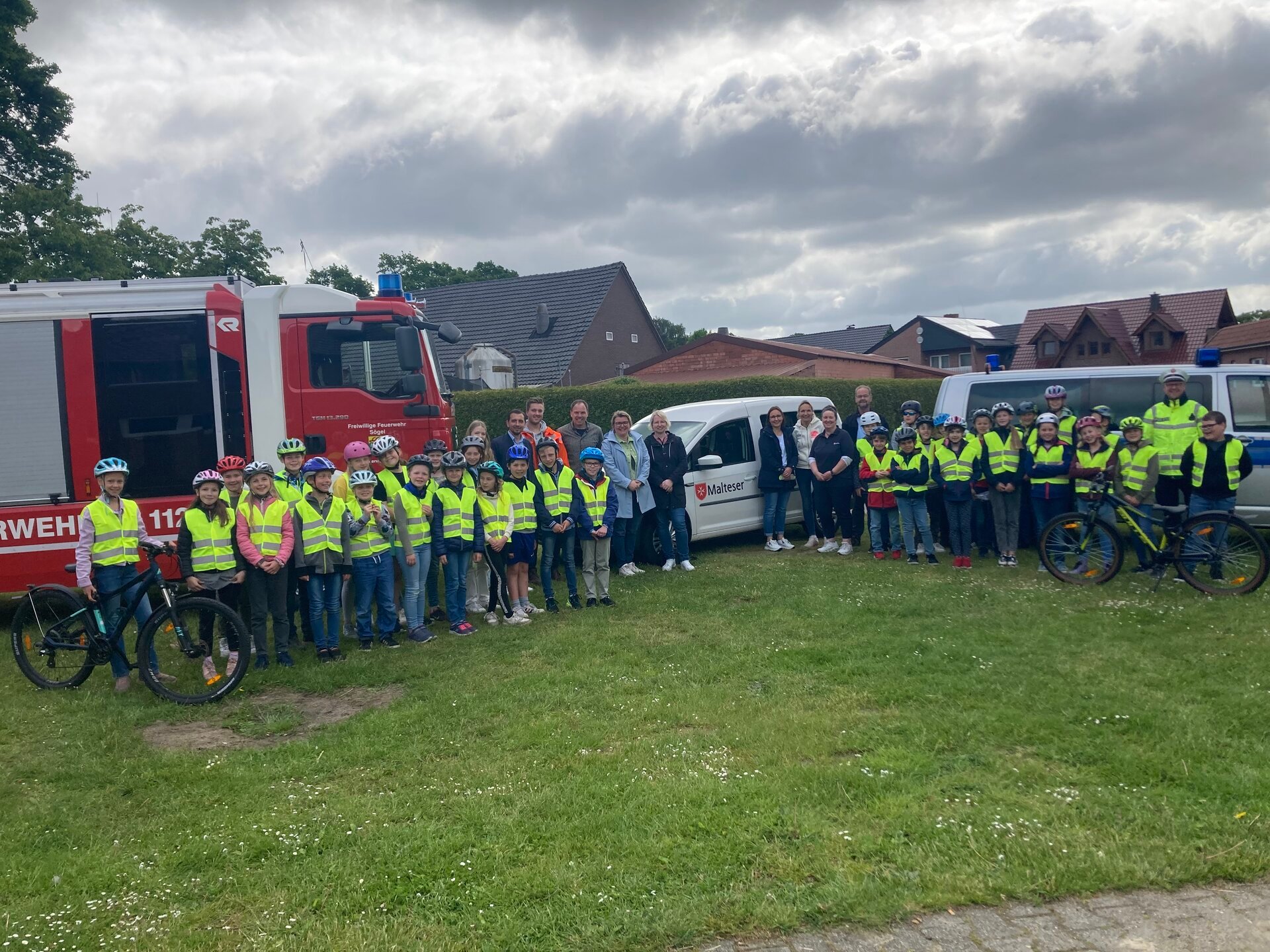 Ein Bild mit vielen Kindern und Fahrrädern