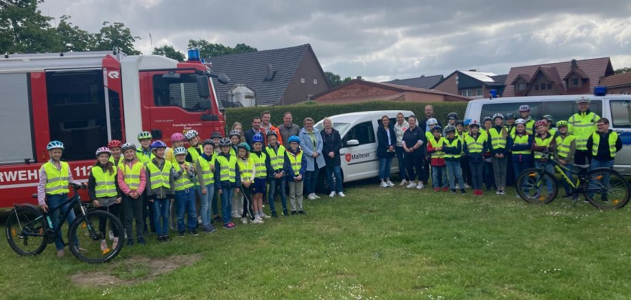 Ein Bild mit vielen Kindern und Fahrrädern