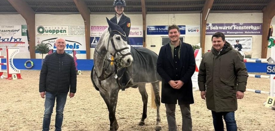 Ein Bild mit drei Personen und Pferd