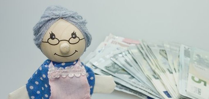 Eine Figur und Geldscheine im Hintergrund 