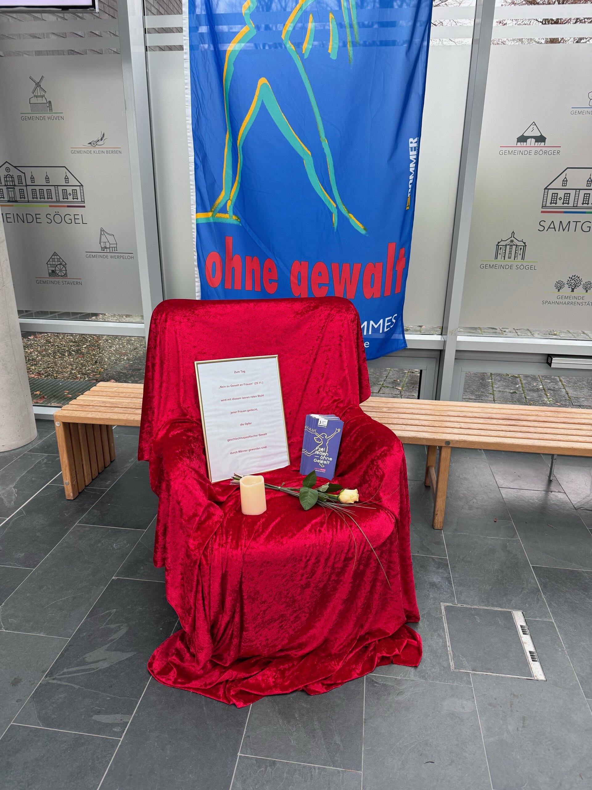 Ein Bild mit einem Stuhl