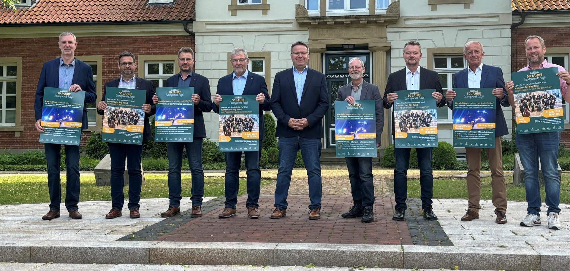 Mehrere Personen vor dem Ludmillenhof