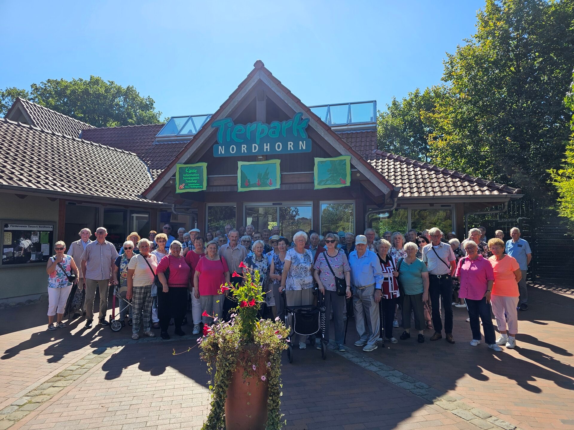 Ein Bild mit vielen Senioren im Park