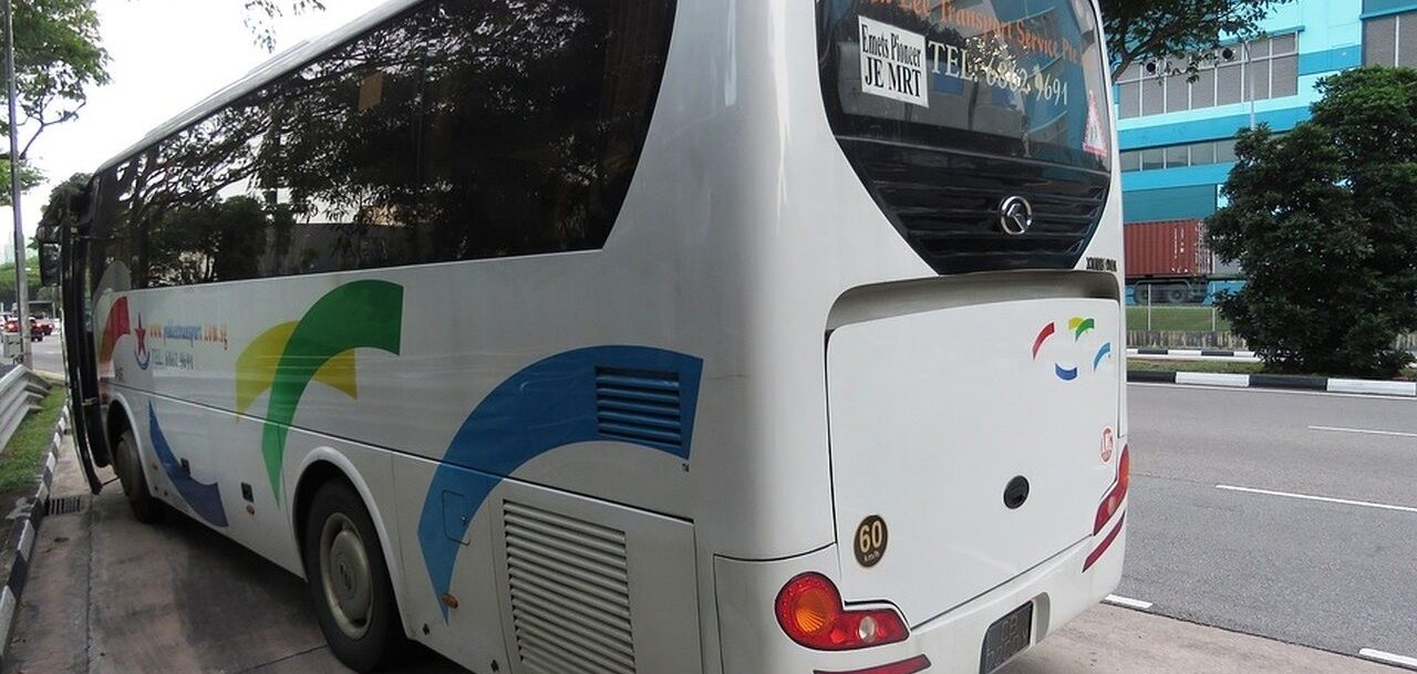 Ein Bild mit einem Bus