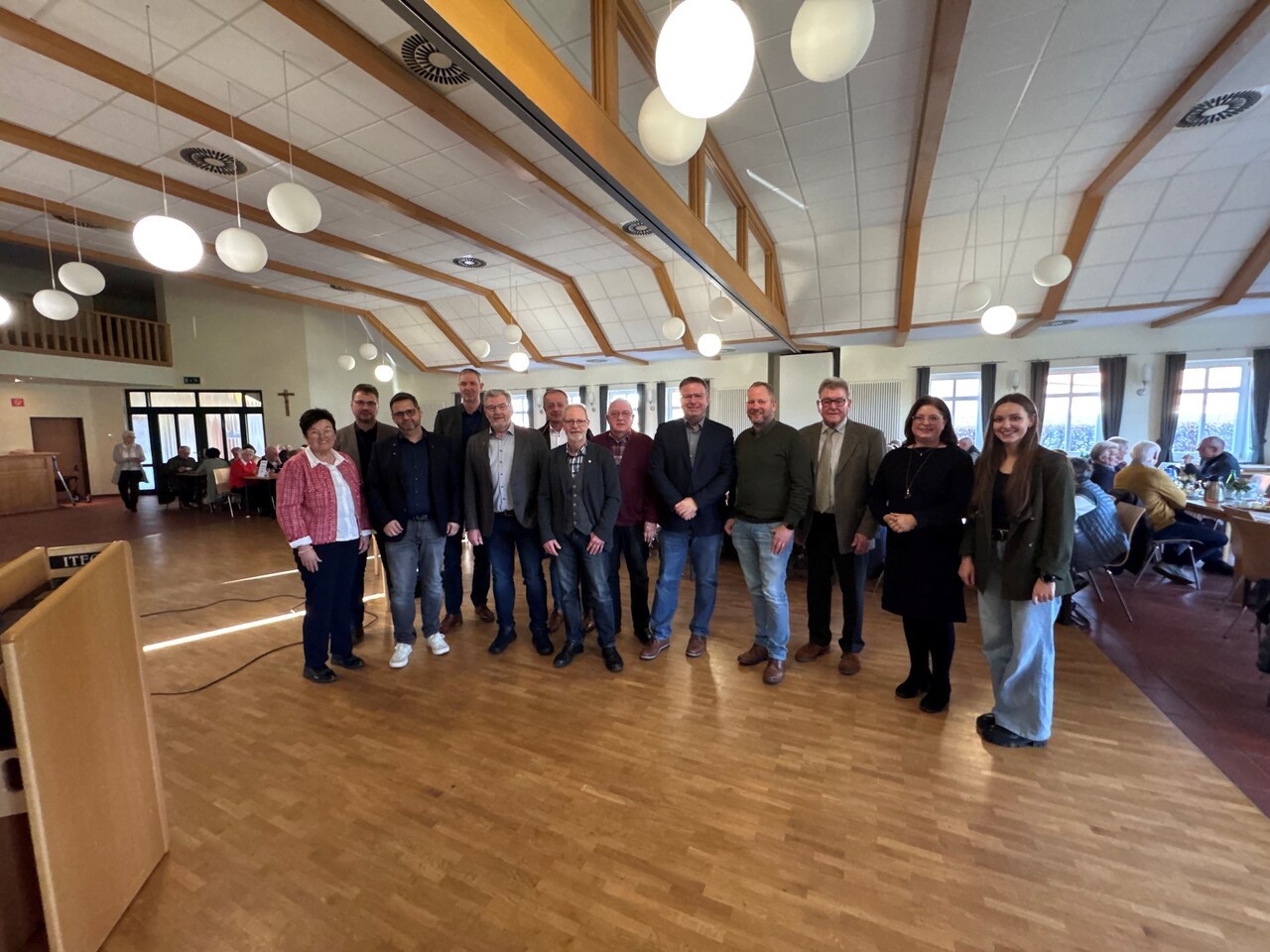 Ein Bild mit mehreren Personen im Gemeinschaftshaus