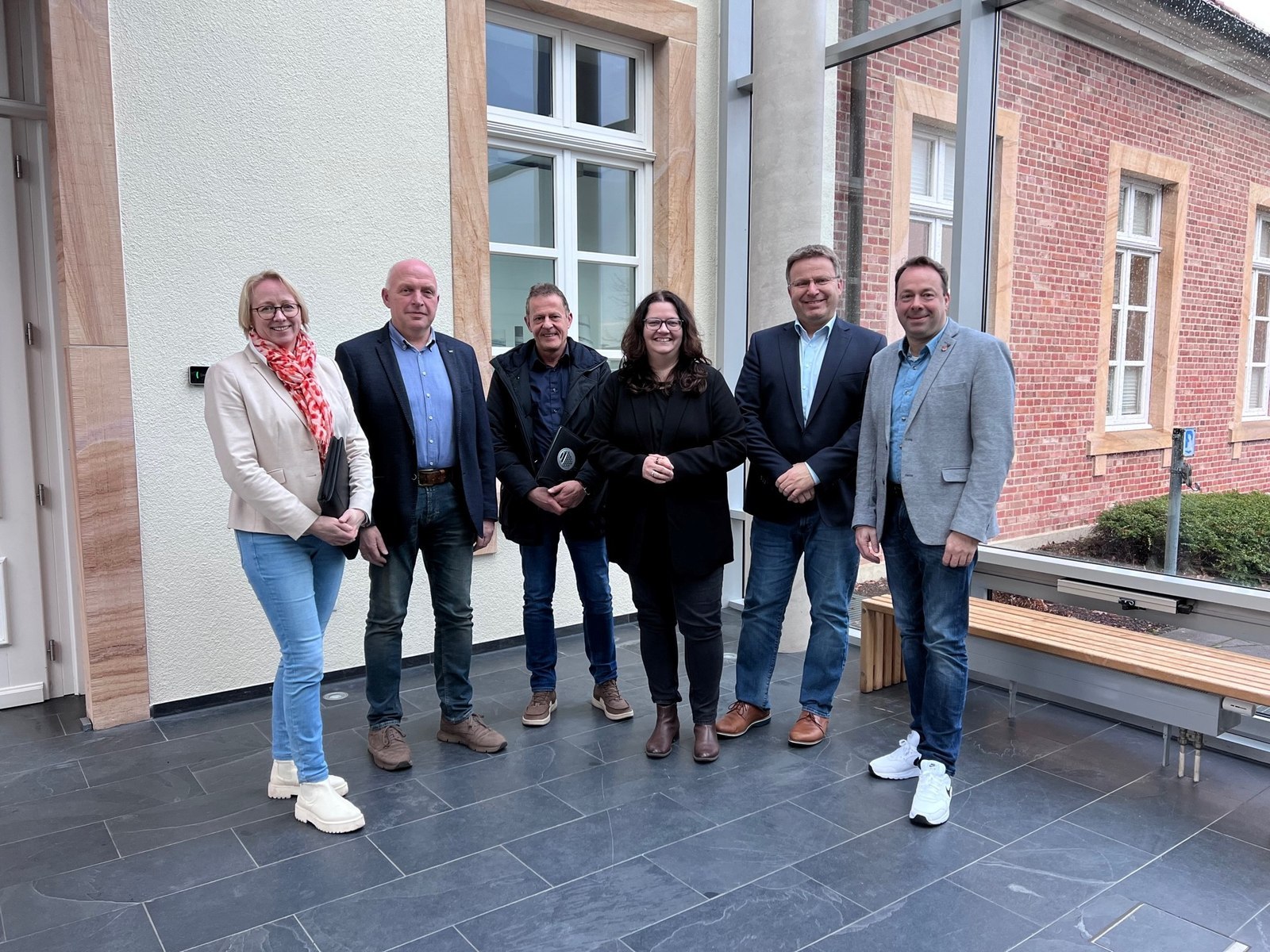 Ein Bild mit mehreren Personen 