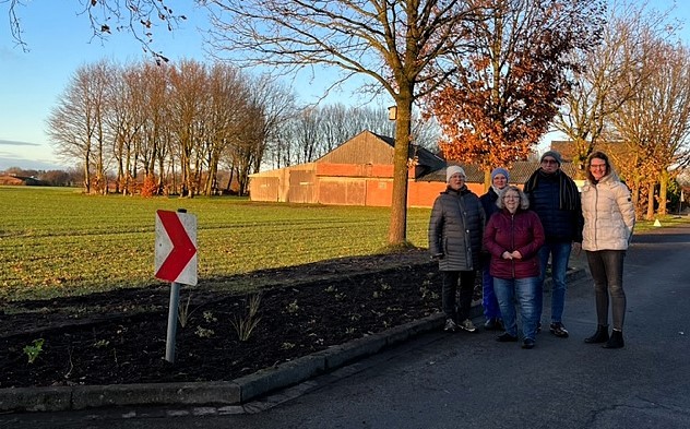 Ein Bild mit einem Beet und ein paar Personen