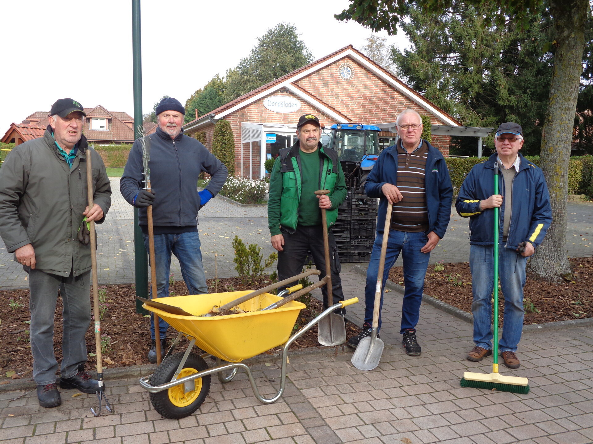 Ein Bild mit mehreren Personen im Beet