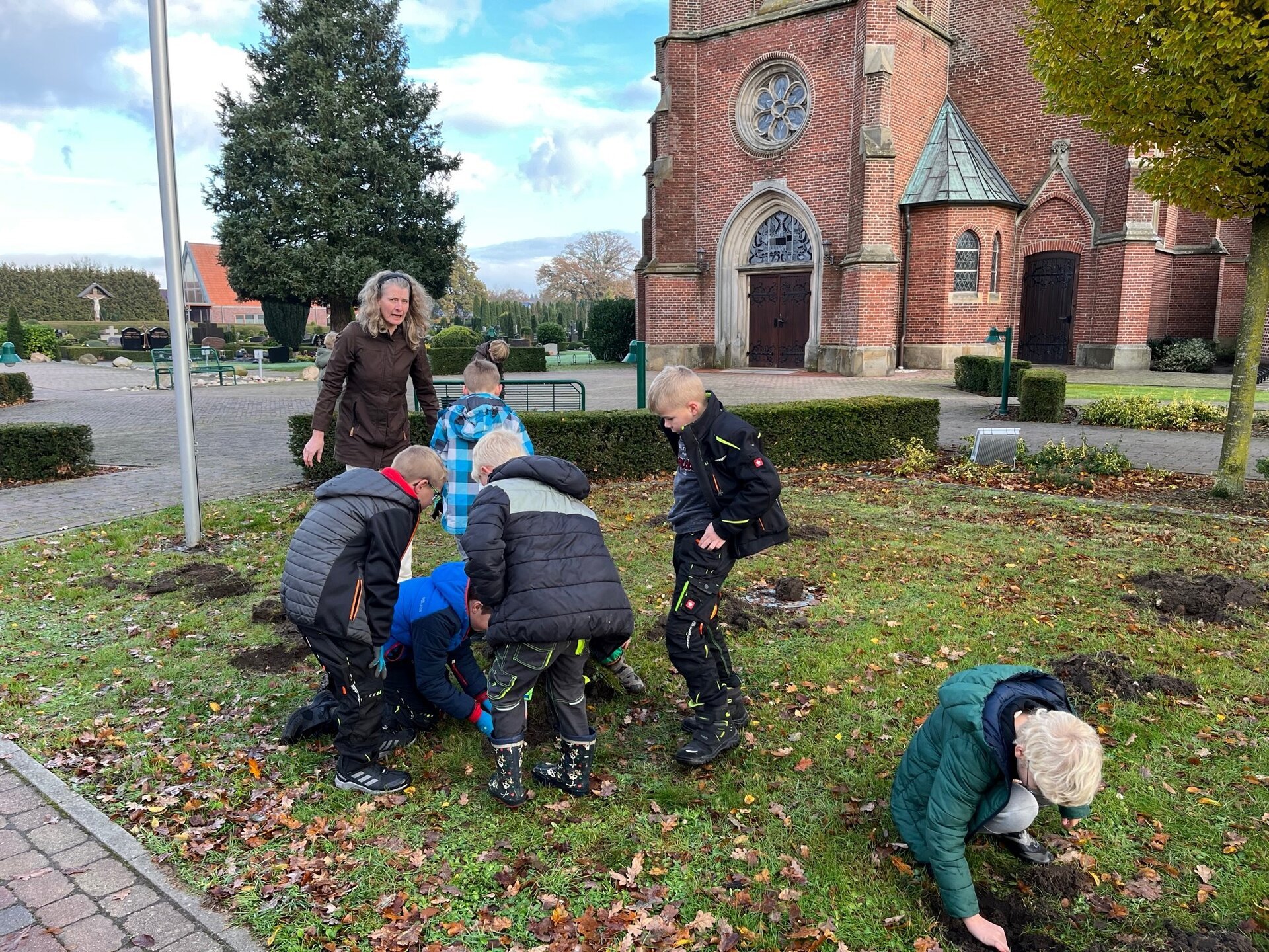 Ein Bild mit Personen im Garten
