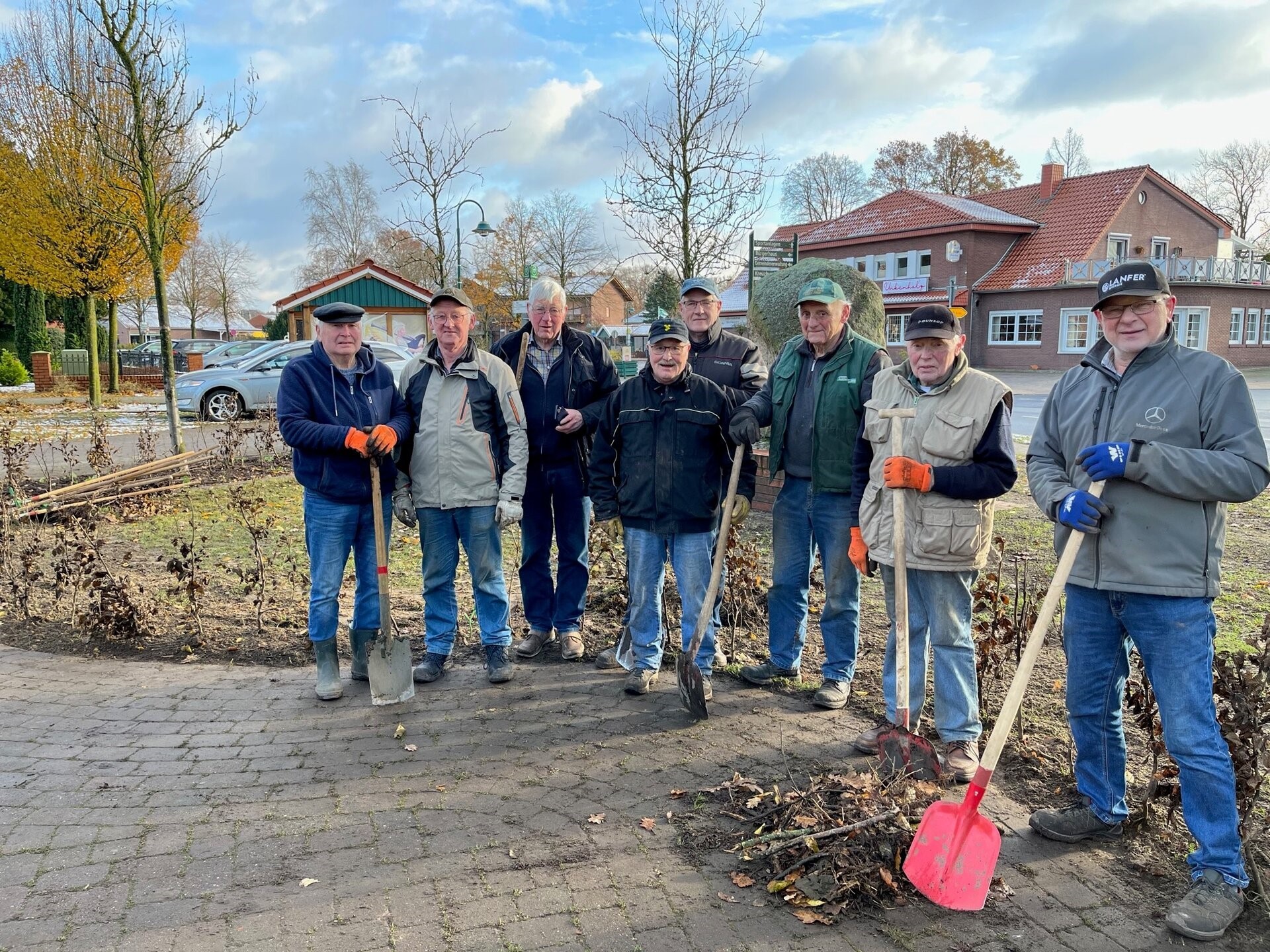 Ein Bild mit mehreren Personen in einem Beet