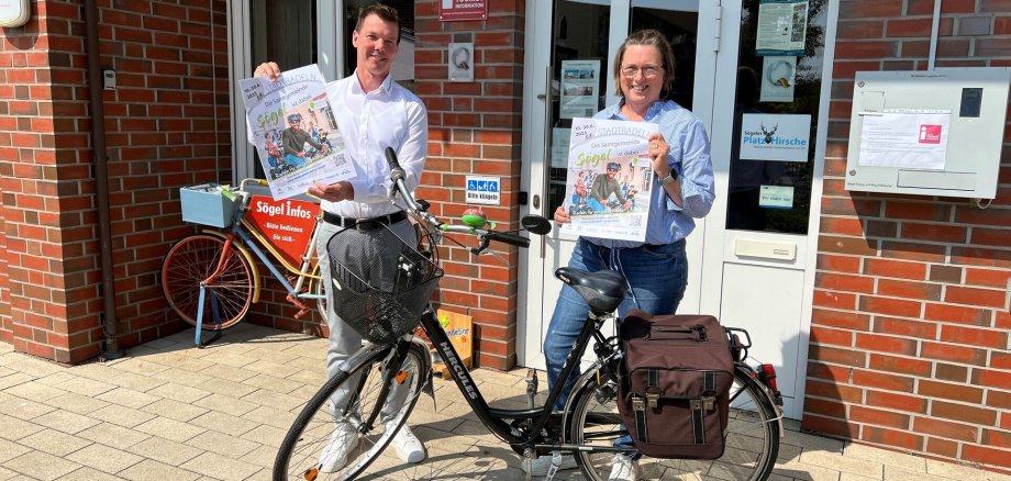 Ein Bild mit zwei Personen mit einem Fahrrad