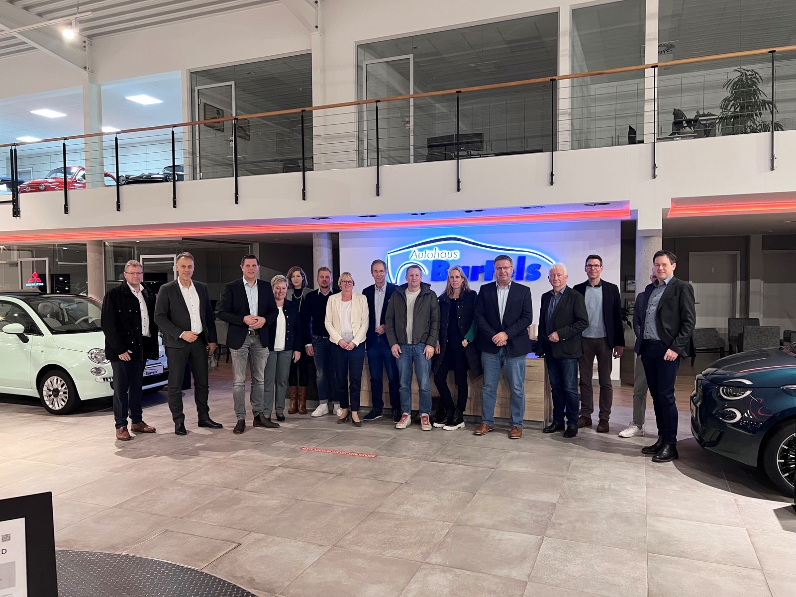 Ein Bild mit mehreren Personen 