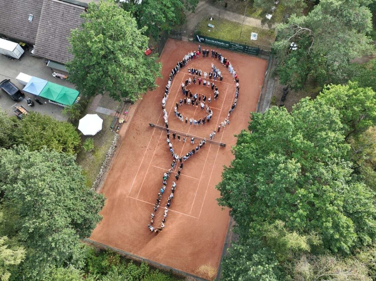 Ein Bild von einem Tennisplatz 