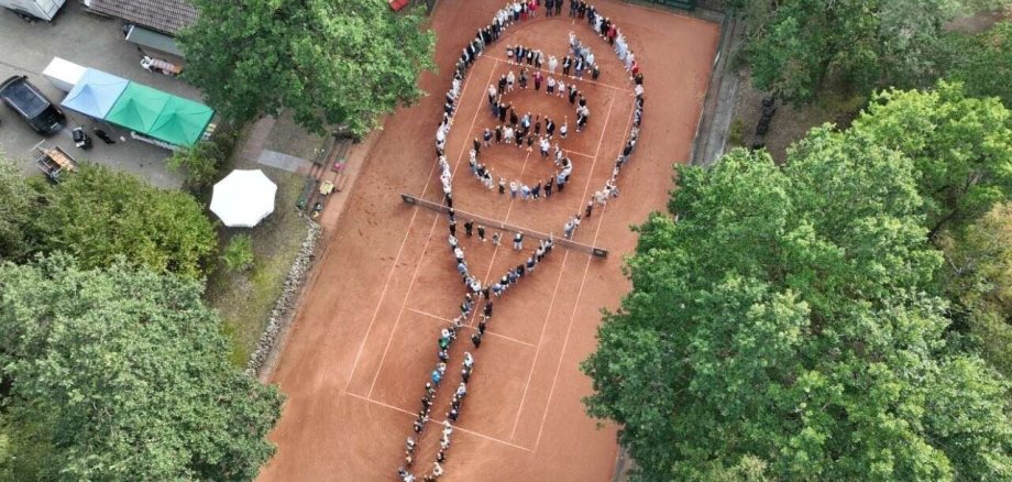 Ein Bild von einem Tennisplatz 