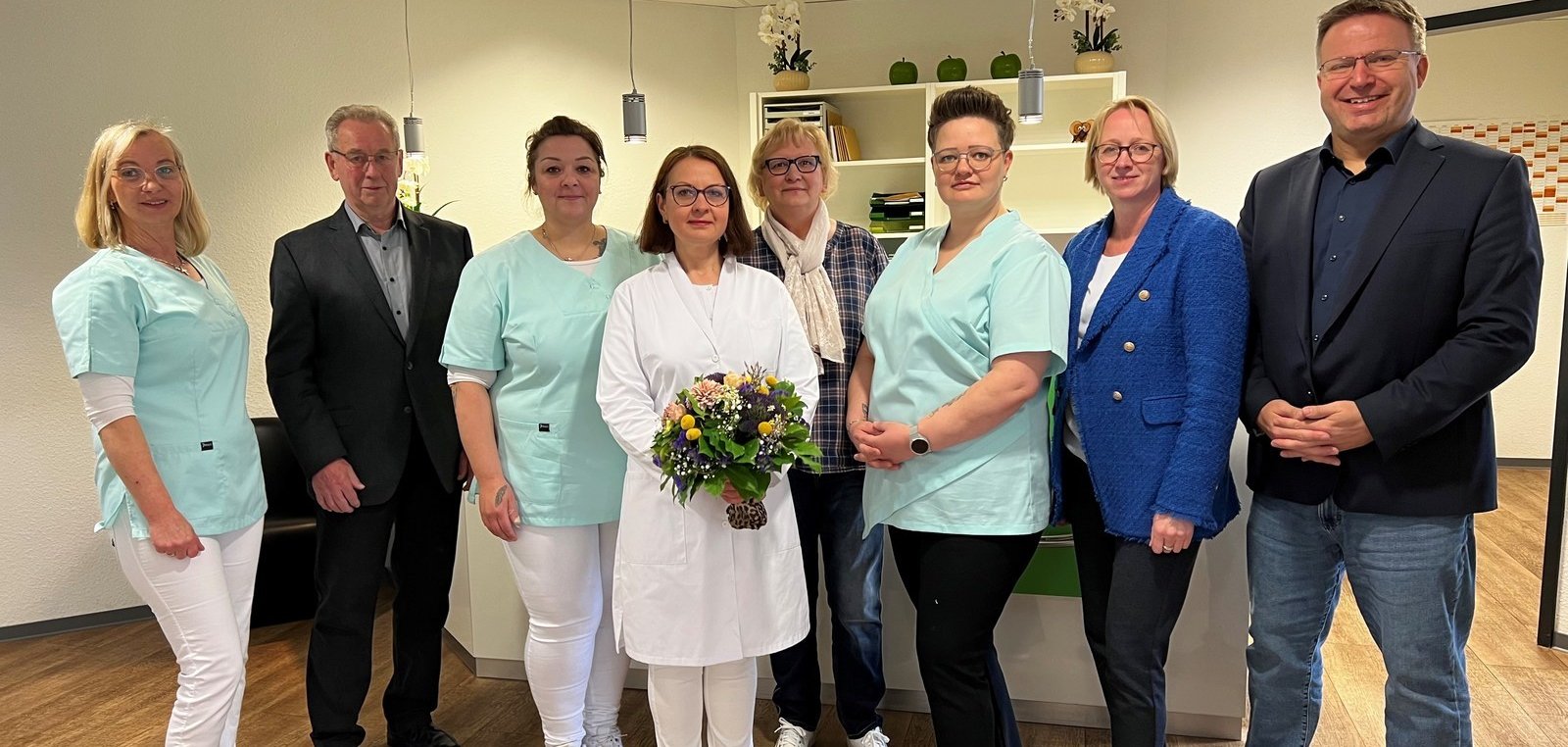 Bild mit Menschen in einer Praxis